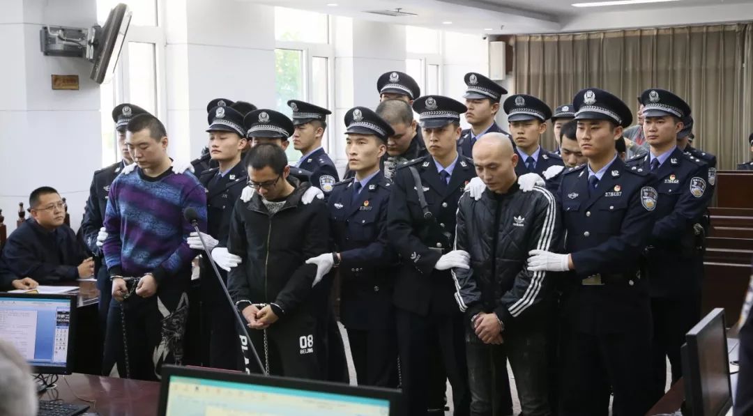 首犯获刑25年济南市历城区人民法院对被告人李鲲鹏等4起28人黑社会