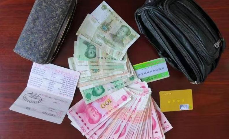 42秒丨赞!六旬老人拾金不昧 3000元现金物归原主