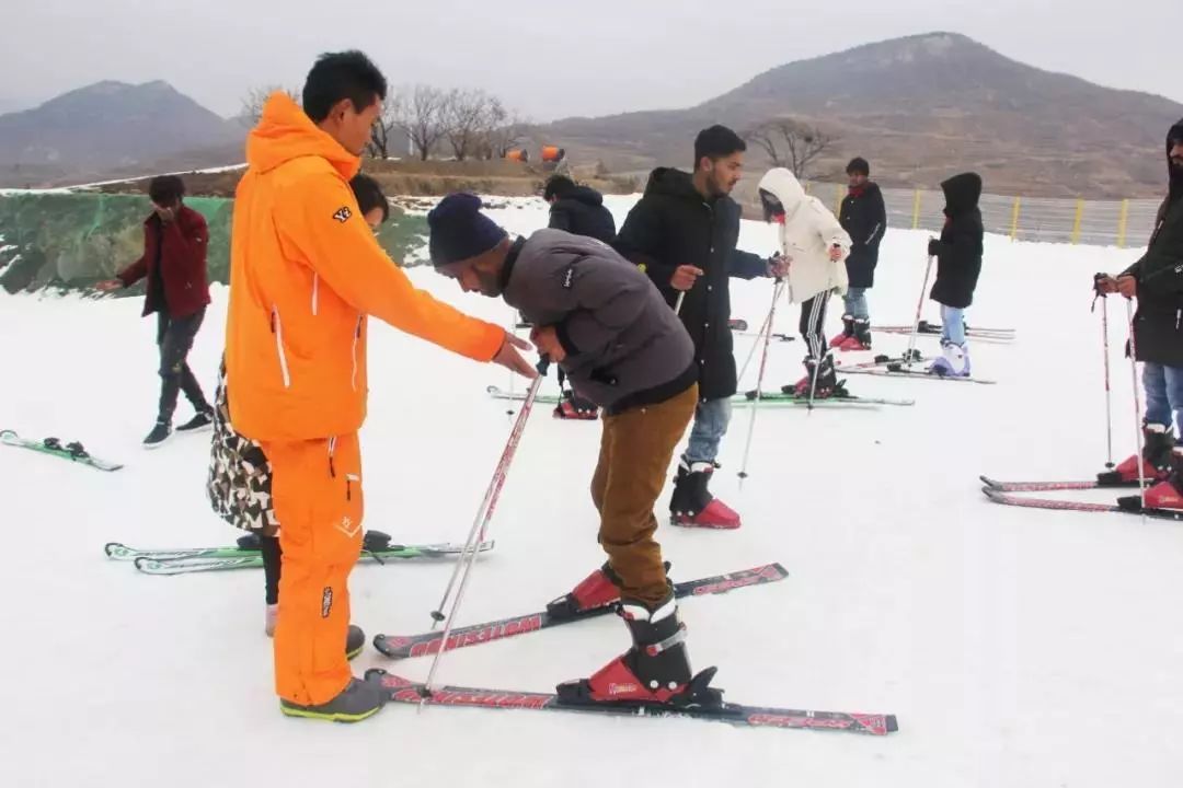 龙门崮滑雪场位于日照市东港区龙门崮的滑雪场已经在准备一个冰雪世界