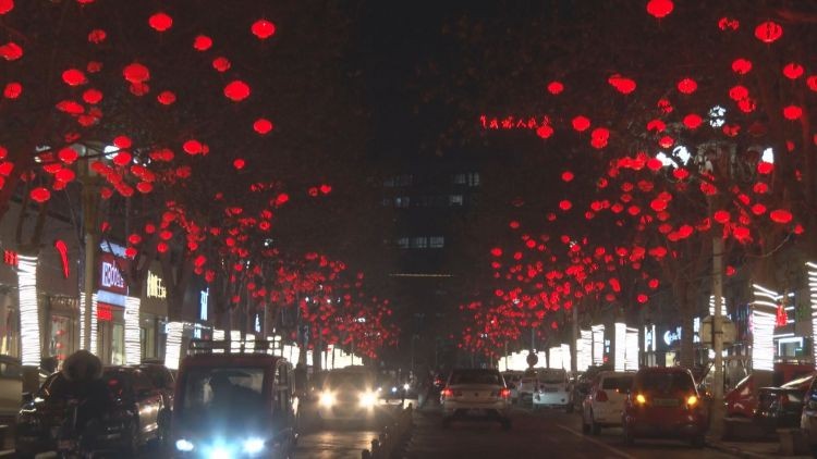 菏泽市成武县:挂彩灯 亮夜景 城区街头"年味"渐浓