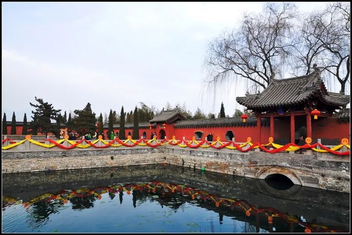 济水崇拜的人格化济水是一条神秘的河流,它从王屋山顶峰太乙池向东洑