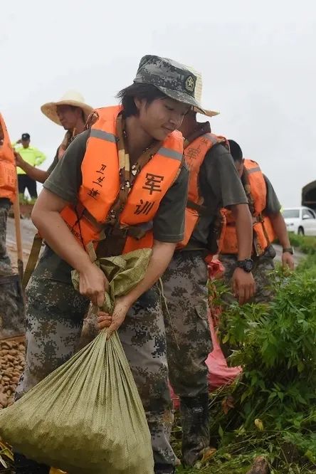 节日快乐又美又飒中国女兵