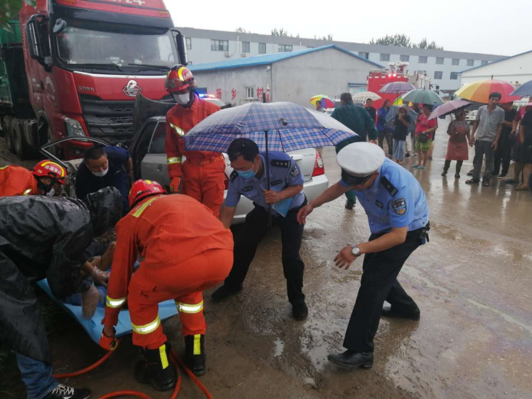 滂沱大雨中那一抹坚守的荧光黄