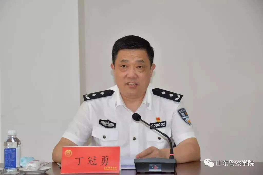 山东警察学院党委书记韩锋做表态发言.