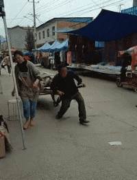 搞笑gif:几个大男人捉弄这样的女孩,你们真的好吗