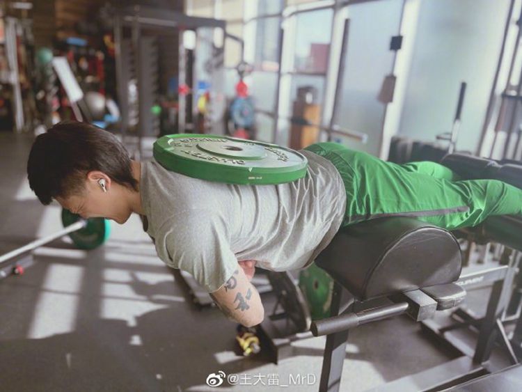 开练!王大雷晒健身房内力量训练照