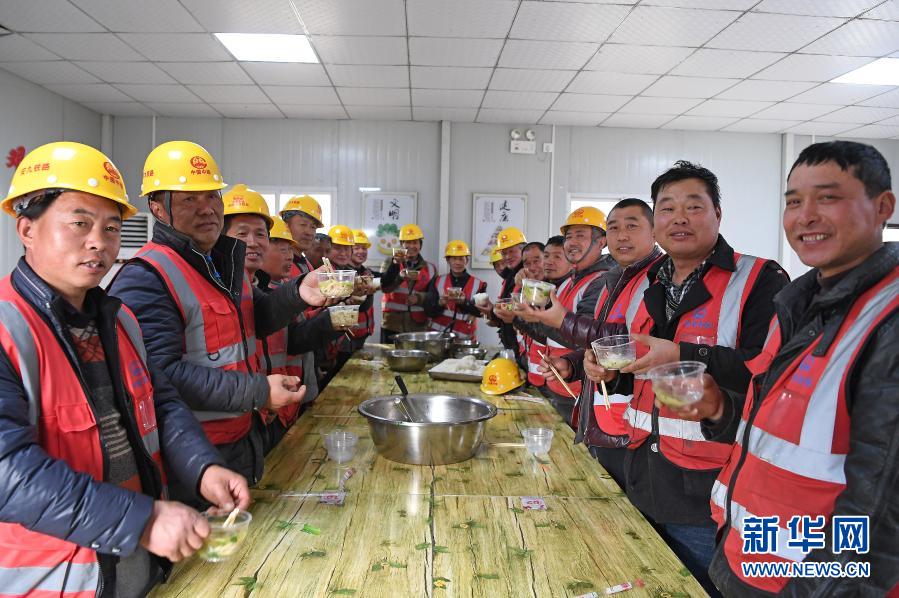 中铁四局建筑工人们在安九高铁江西段长江特大桥工地食堂聚餐(2月4日