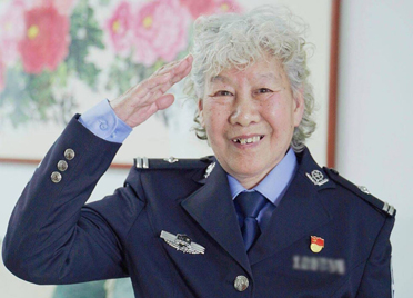 那年在潍坊站岗的17岁女交警，如今已年近80岁