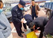 3万元现金藏麻袋“卖”给商贩 潍坊滨海公安紧急追回