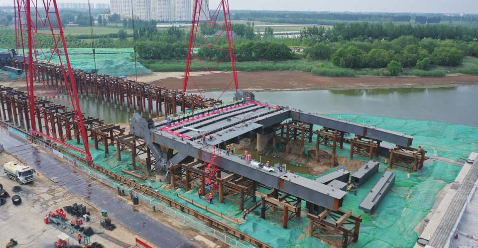 黑龙江路跨徒骇河大桥项目首个桥面板安装完成