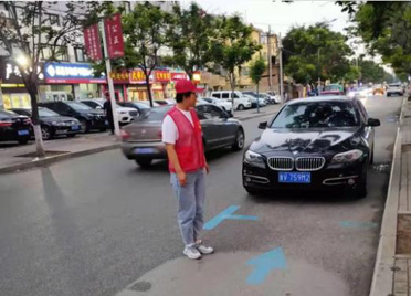 潍坊：“小蓝框”内停车不能任性 这些车违法乱停被曝光！