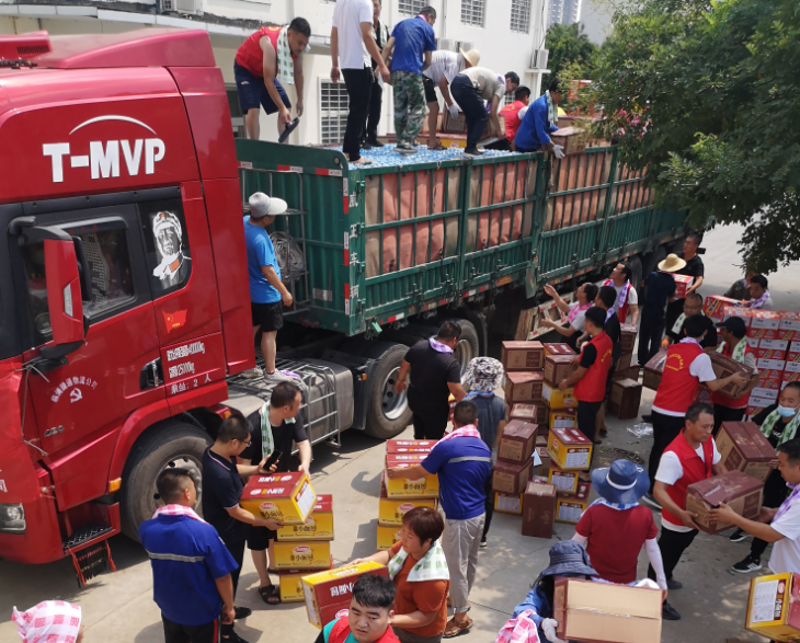 聊城各界捐赠的4车物资抵达河南新乡灾区