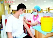 山东潍坊：接种新冠疫苗 学生们挺积极