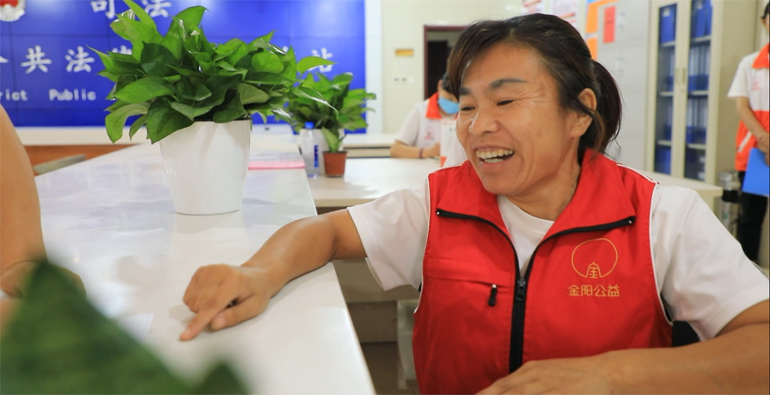 潍坊：残疾妈妈加入社工志愿者队伍 用双手托举“爱心”