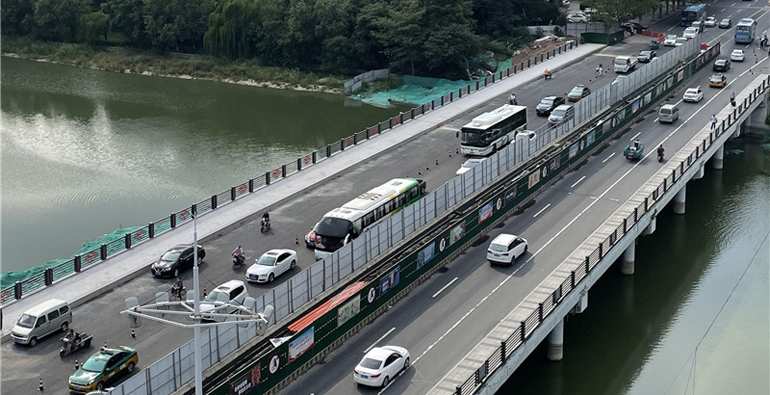 南半幅能跑车了！潍坊健康街白浪河桥今天起全是新路