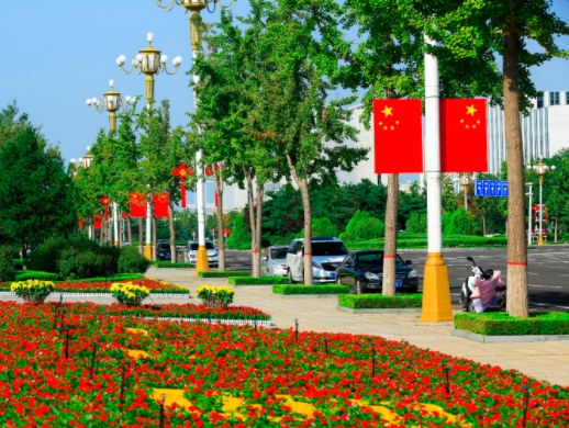 济南章丘区：挂国旗迎国庆 满城洋溢“中国红”