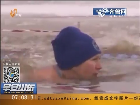 拉脱维亚：零下20摄氏度冬泳比赛 两老者竟在水中下棋