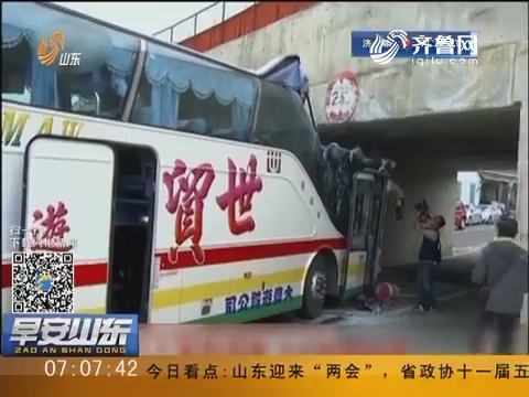 台湾高雄：大陆旅游团巴士撞涵洞 致21人受伤
