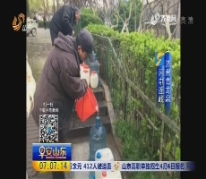 济南：青龙泉接水点维修 市民岸边打水有隐患