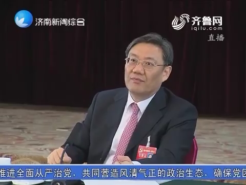 王文涛与出席市第十一次党代会的代表讨论十届市委报告