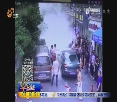 杭州：轿车小巷内自燃 数十位店老板拎来灭火器