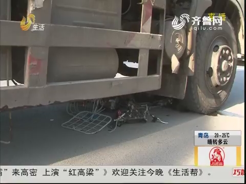 潍坊：遭碾压 垃圾运输车撞上电动车