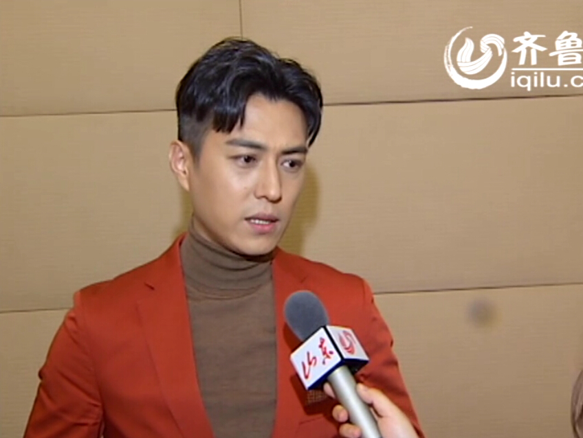 星访谈:靳东春晚首秀帅气亮相 老干部大谈演