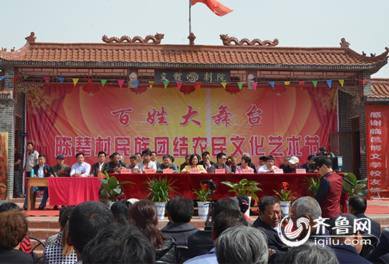 陵城区穈镇陈辇村民族团结农民文化艺术节开幕