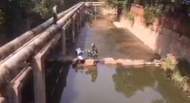 视频：青年东路附近泄洪沟发现溺水男性，多方生死营救