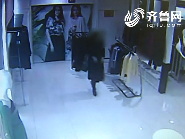 龙口：两妇女商场内盗窃衣服 被监控全程拍下
