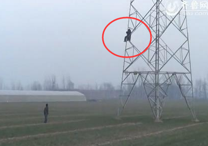 齐河：惊！有人爬上高压电铁塔 众人劝就是不下来