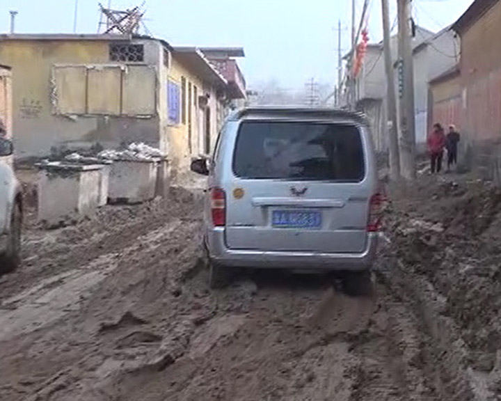 视频|女记者采访村头泥巴路陷泥里