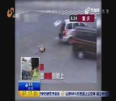 重庆：路口车祸 后备箱甩出俩孩子