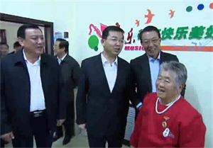 威海代市长张海波走访慰问老年人