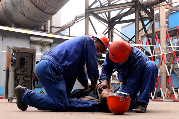 西王特钢公司烧结厂开展触电应急救援演习