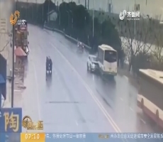 【闪电排行榜】常州：公交撞车坠河 吊车吊钩救人