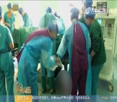 【闪电热度排行榜】平度：脐带脱垂 44岁医生跪地托举保护胎儿