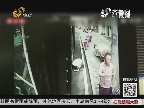 【民生热点】济南：惊险！公交正起步  “神秘”女子就往车底钻