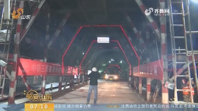 【闪电新闻排行榜】 国内首条地铁海底隧道贯通