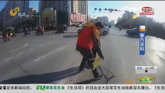 潍坊：过路口 八旬老人摔倒