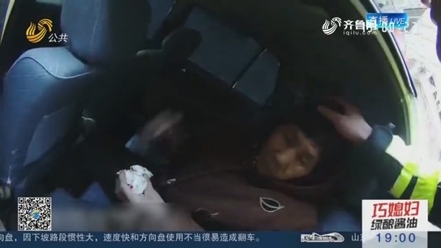【身边正能量】济南：暖心！交警路遇受伤老人 将其背回家