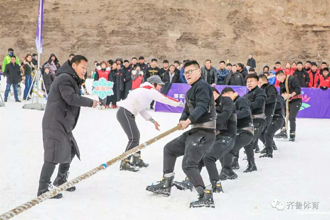 济南：雪地拔河赛“滑溜”开赛