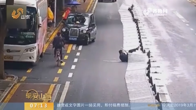 【闪电新闻排行榜】男子横穿马路 遭遇护栏“多米诺式”倒地