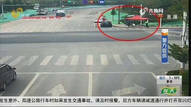 淄博：协警冒雨站岗 司机送来“暖心雨棚”