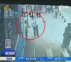 济南：公交站务员温情守护“怪异男孩”半小时