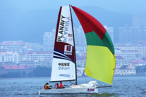 威海国际帆船赛举行 中外选手逐浪半月湾