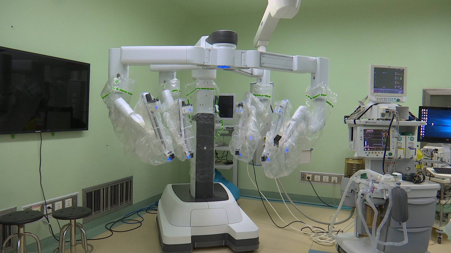 第四代达芬奇手术机器人在山大二院投入使用