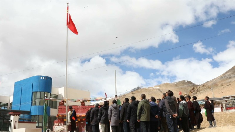 山东烟台援藏干部人才与藏族干部群众同升国旗共唱国歌