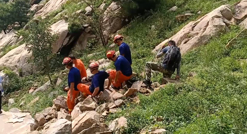 《应急在线》20200906：平邑：驴友不慎跌落山崖 消防员成功救援 