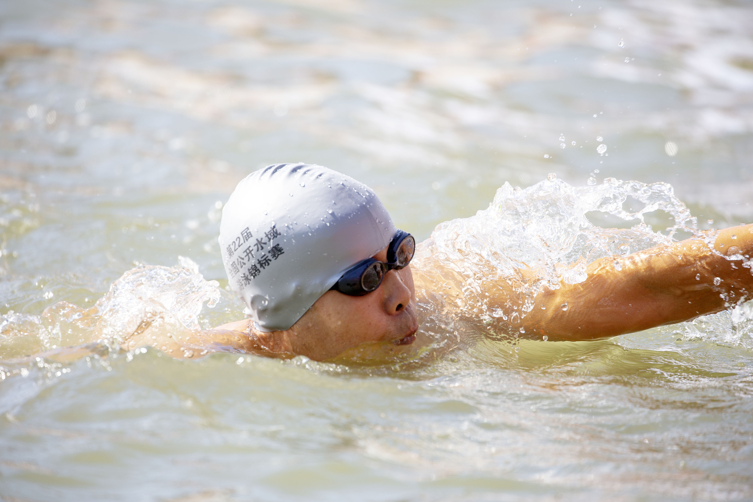 威海：公开水域游泳赛 全民健身我来战